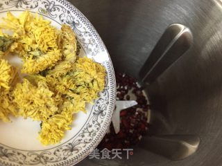 Chrysanthemum and Wolfberry Red Soy Milk recipe