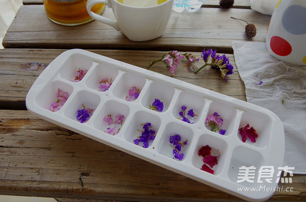 Homemade Flowers Ice Cubes recipe