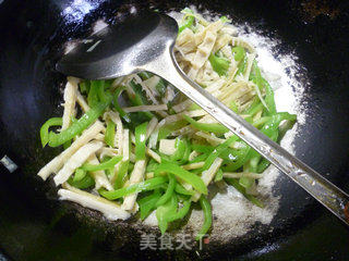 Stir-fried Green Peppers with Lamb Tail Bamboo Shoots recipe