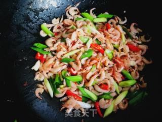 Fried Small River Prawns with Garlic Sprouts recipe