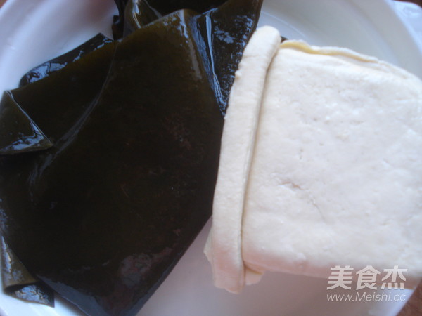 Tofu Soup with Cabbage and Seaweed recipe