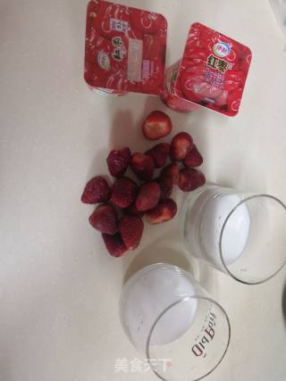 Coconut Strawberry Yogurt Milkshake recipe
