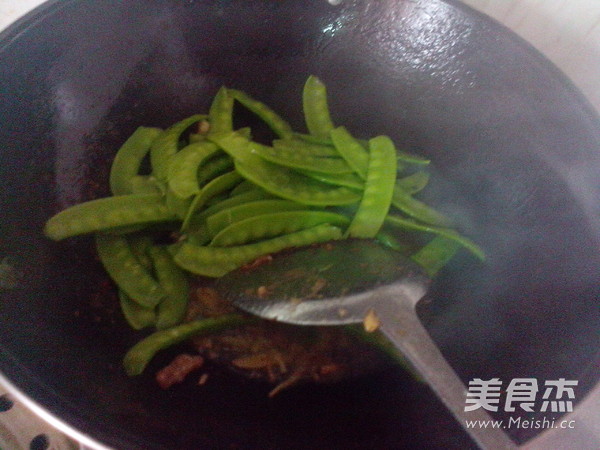 Stir-fried Lean Pork with Snow Peas recipe