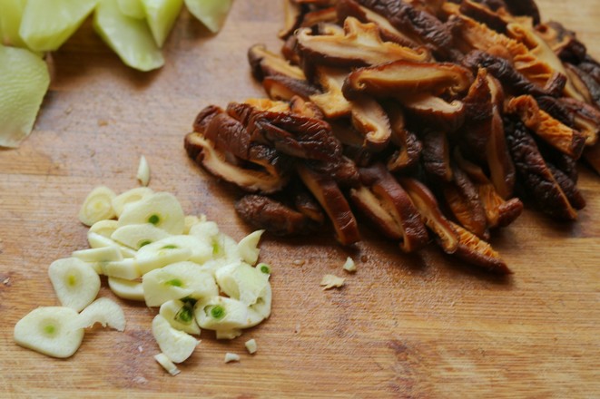 Stir-fried Mushrooms with Green Bamboo Shoots recipe