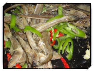 Stir-fried Small Fish with Green and Red Pepper recipe