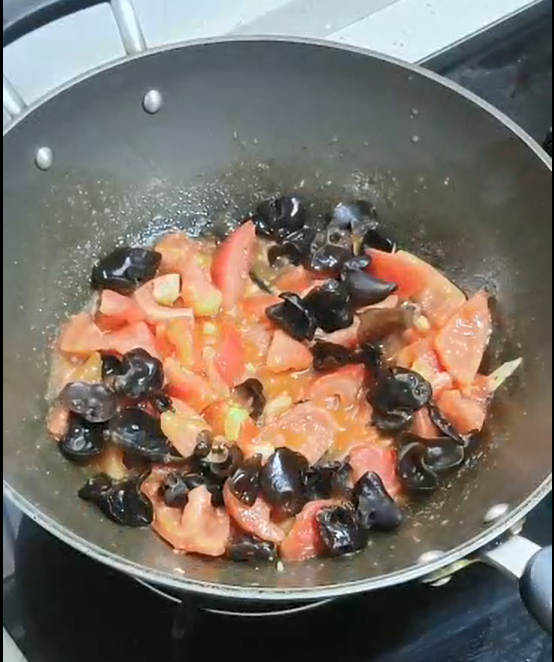 Scrambled Eggs with Tomato Fungus recipe