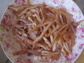 Pig Ears Mixed with Bitter Chrysanthemum recipe