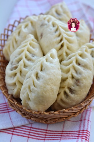 Steamed Buns with Deer Antler and Mushroom Sauce recipe