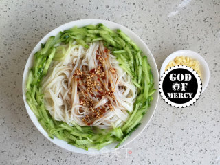 Delicious and Invincible Cold Noodles with Shrimp, Chopped Pepper and Cucumber recipe