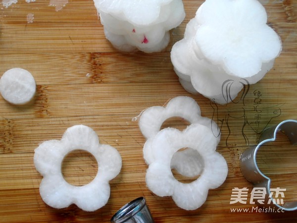 Steamed Prawn Balls with Radish recipe