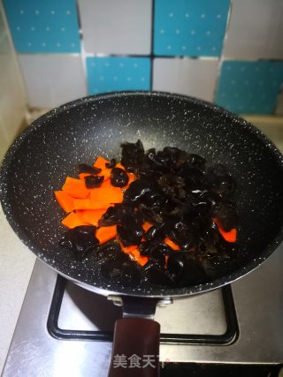 Stir Fried Fungus with Carrots recipe