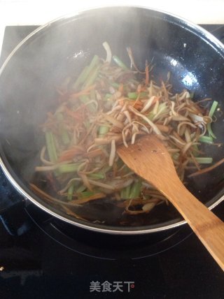 [meat Stir-fried Celery with Pleurotus Eryngii]------home-style Stir-fry is Not Usual recipe