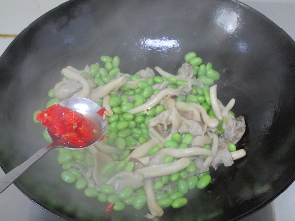 Stir-fried Edamame with Xiuzhen Mushroom recipe