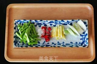 Stir-fried Pork with Wild Yellow Mushroom (inner Mongolian Wild Yellow Mushroom with Tender Celery) recipe