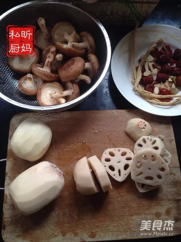 Tube Bone Wild Lotus Root Mushroom in Clay Pot recipe