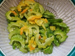 Stir-fried Bitter Gourd with Sweet Pepper recipe