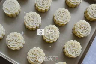 Mooncake with Lotus Seed Paste and Egg Yolk recipe