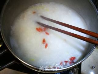 Lean Pork Congee with Wolfberry Leaves recipe