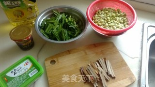 Stir-fried Dried Tofu with Leeks and Edamame recipe