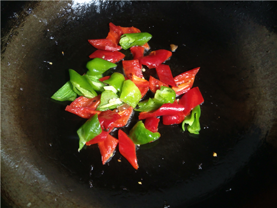 Stir-fried Noodles with Beef, Mushroom and Green Red Pepper recipe