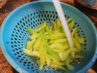 Stir-fried Chicken Wings with Celery recipe