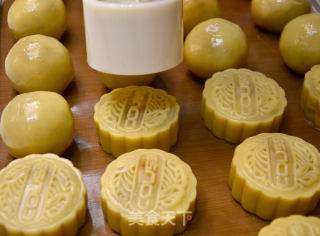 Cantonese-style Egg Yolk and Lotus Paste Mooncakes recipe