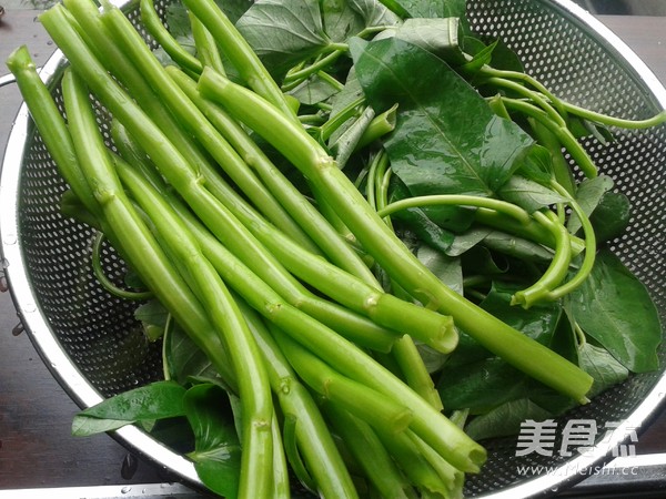 Stir-fried Green Pepper Rings with Convolvulus Sticks recipe