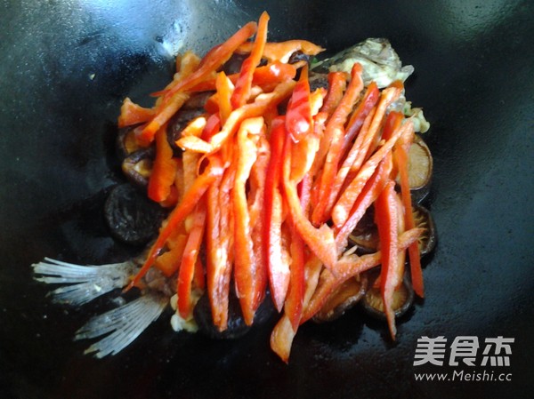 Braised Mushroom and Crucian Carp recipe