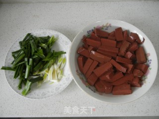 Stir-fried Pork Blood with Green Garlic recipe