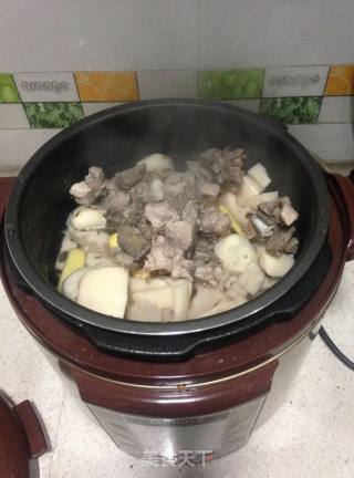 Lotus Root Soup with Horseshoe Ribs recipe