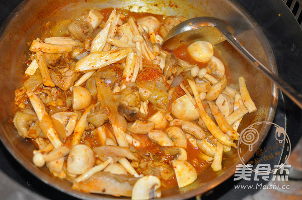 Spicy Cabbage Braised Chicken Legs with Mixed Mushrooms recipe