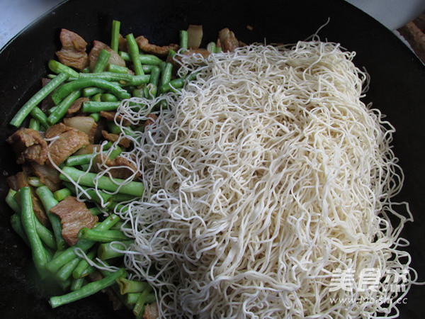 Steamed Lom Noodles with Cowpeas recipe