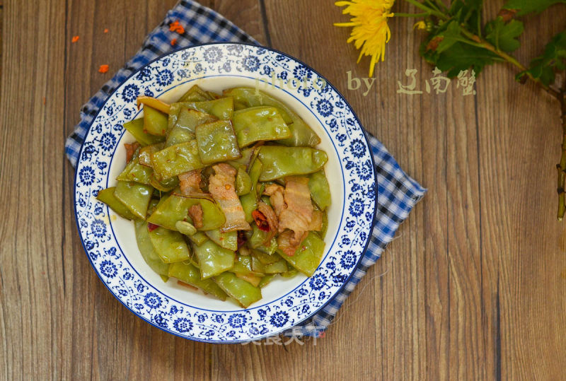 Stir-fried Eyebrow Peas with Pork Belly, A Strong Home Taste recipe