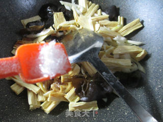 Stir-fried Yuba with Black Fungus and Bamboo Shoots recipe