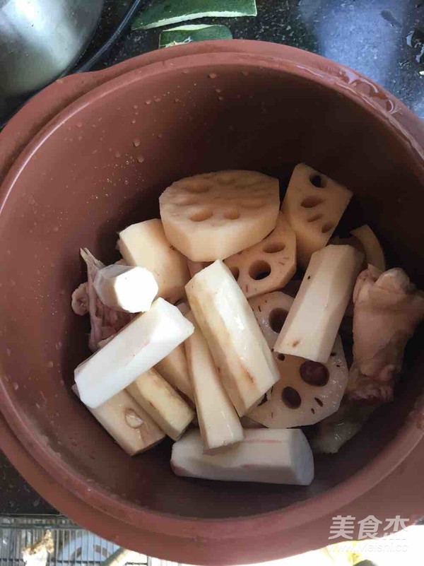 Stewed Chicken Soup with Yam and Lotus Root recipe