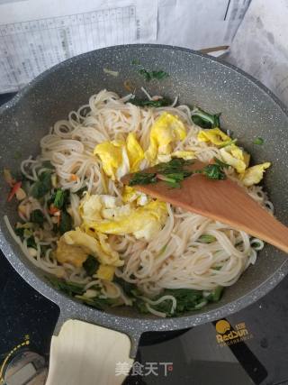 Stir-fried Rice Noodles with Eggs and Spinach recipe