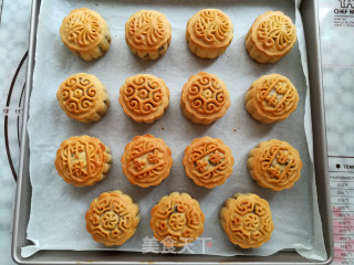 Meat Pine Nuts Mooncakes recipe