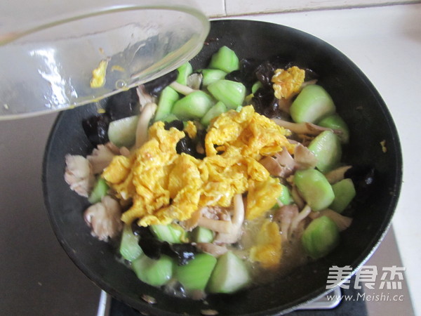 Scrambled Eggs with Loofah and Mushrooms recipe