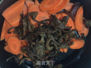 Stir-fried Sausage with Wild Mushrooms and Carrots recipe