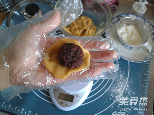 Cantonese Bean Paste Mooncake recipe