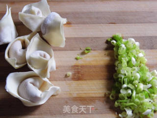 [ten-minute Breakfast Series 4]————scallion-flavored Wonton Noodles recipe