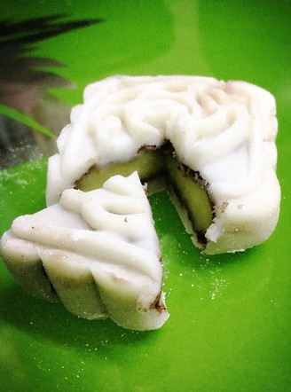 Snowy Mooncakes with Matcha Custard Filling