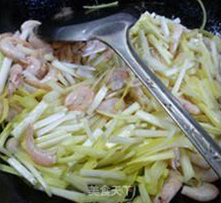 Stir-fried White Shrimp with Leek Sprouts recipe