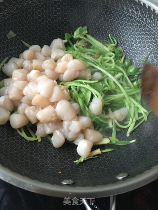 Fried Scallops with Green Radish recipe