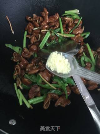 Stir-fried Pork Intestines with Hot Peppers recipe