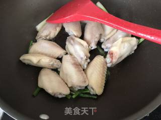 Beer-boiled Mushrooms and Potatoes Chicken Wings recipe