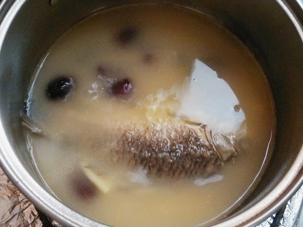 Red Dates, Papaya and Crucian Carp Soup recipe