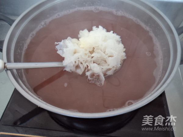 Lotus Seed Red Bean White Fungus Soup recipe