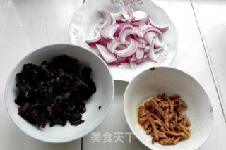 Stir-fried Shredded Pork with Onion and Fungus recipe