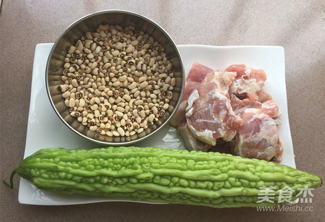 Black-eyed Peas and Bitter Gourd Pork Ribs Soup recipe